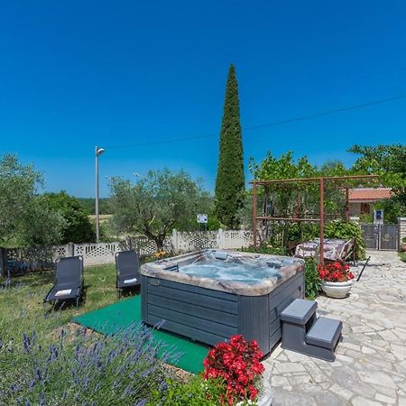 Ferienhaus Zora With Whirlpool Sveti Lovreč Pazenatički Bagian luar foto
