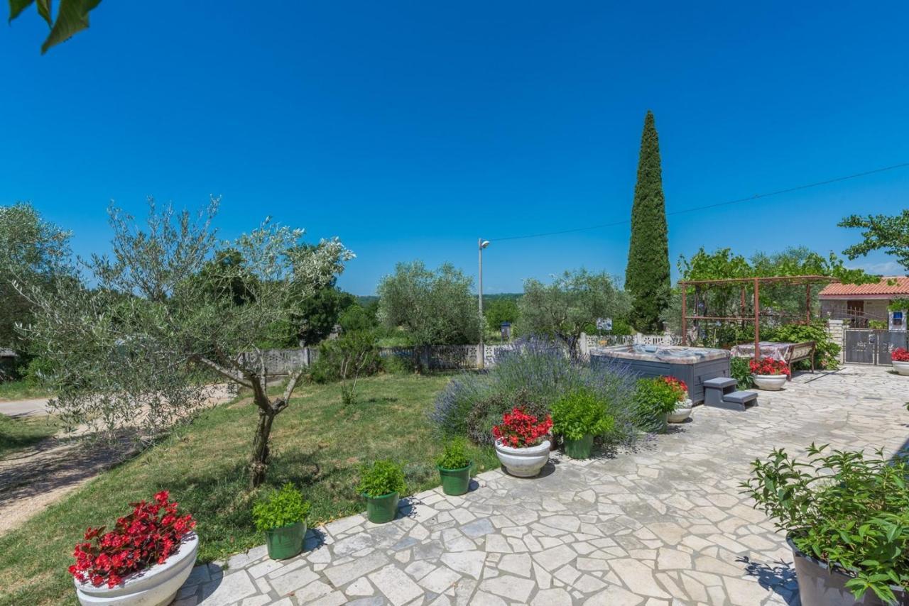 Ferienhaus Zora With Whirlpool Sveti Lovreč Pazenatički Bagian luar foto